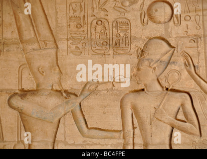 Alto Egitto Luxor W Banca la Valle dei Re Il Ramesseum temple view delle enormi colonne scolpite Foto Stock