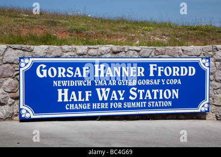Great Orme Tramway stazione a metà strada segno ,Llandudno North Wales.Inghilterra Foto Stock