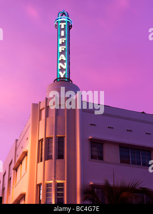 Architettura Art Deco,South Beach Miami,hotel,vista esterna al crepuscolo Foto Stock