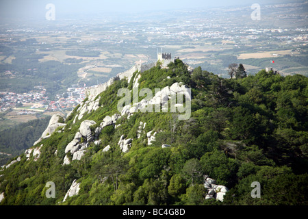 Vista dal Palacio da Pena di Sintra del Castelo dos Mouros, Sintra (Patrimonio Mondiale UNESCO), nei pressi di Lisbona Foto Stock