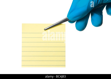 Rigato, vuoto post-it detenute dalla pinzetta di argento che è tenuto a mano in blu guanto chirurgico. Isolato su bianco. Foto Stock