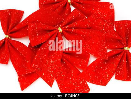 Rosso decorativo bow nastri su sfondo bianco Foto Stock