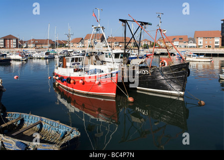 Due barche da pesca e di un bando di gara, Roker Marina, Sunderland, England, Regno Unito Foto Stock