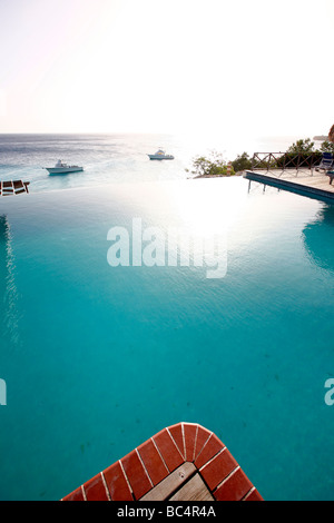 Vista sull'oceano dalla piscina sull'isola dei Caraibi Curacao nelle Antille olandesi Foto Stock