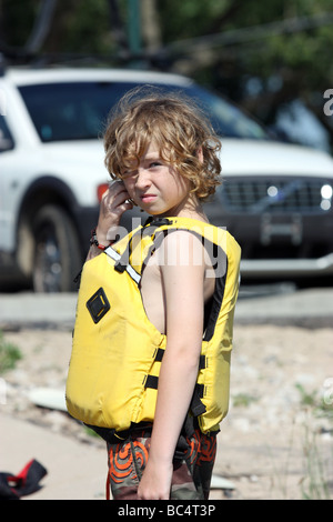 Giovane ragazzo accanto alla spiaggia di indossare il giubbotto di salvataggio Foto Stock