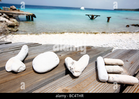 "L'amore", scritto di coralli su un molo sull'isola dei Caraibi Curacao nelle Antille olandesi. Mare blu è visibile. Foto Stock