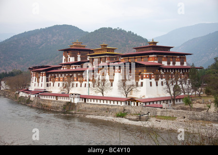 Confluenza del fiume Pho Chu e il fiume Mo Chu (Phochhu , Mochhu) con Punakha Dzong.91597 Orizzontale Bhutan-Punakha Foto Stock