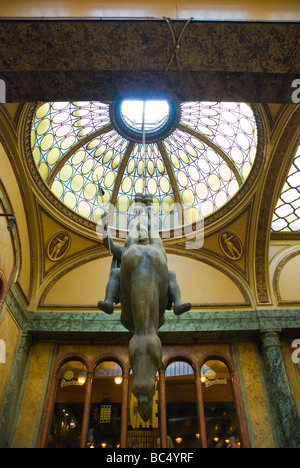 Capovolto statua equestre dello scultore David Cerny a Lucerna Pasaz galleria shopping in centro di Praga Repubblica Ceca Europa Foto Stock