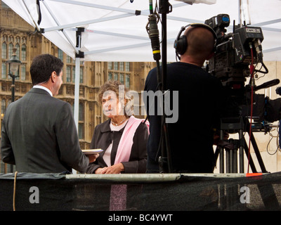 La BBC reporter politico e correespondent Giovanni Sopel intervistando il lavoro MP per la Vauxhall Londra Sud, Kate Hoey Foto Stock