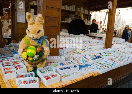 Decorate uova di pasqua a pasqua mercato a Old Town Square nella città vecchia di Praga Repubblica Ceca Europa Foto Stock