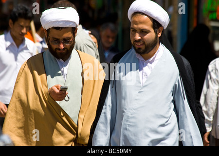 Mullah tramite cellulare a Hazrati Masumeh santuario di Qom Iran Foto Stock