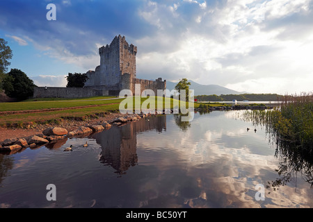 Castello di Ross riflesso del Lough Leane a Killarney Co Kerry Irlanda Foto Stock