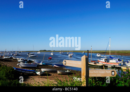 Norfolk Sentiero costiero di orientamento per i pozzetti e accanto al mare Porto, Norfolk England Regno Unito Foto Stock