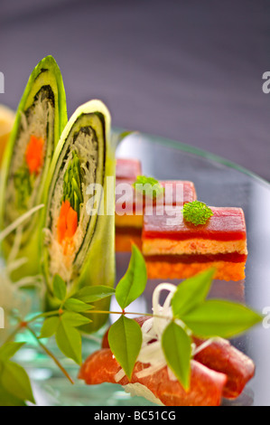 Piatto di Sushi con rotoli di tonno del granchio e le carni bovine Foto Stock