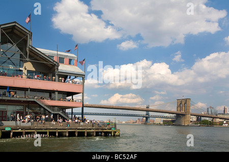 Vista del centro di Manhattan dal south street porta a mare Foto Stock