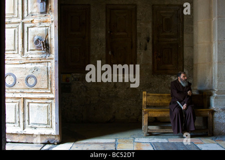 Sacerdote francescano presso la chiesa del Santo Sepolcro di Gerusalemme Foto Stock