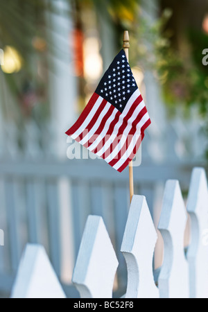 Bandiera americana su un Picket Fence Foto Stock