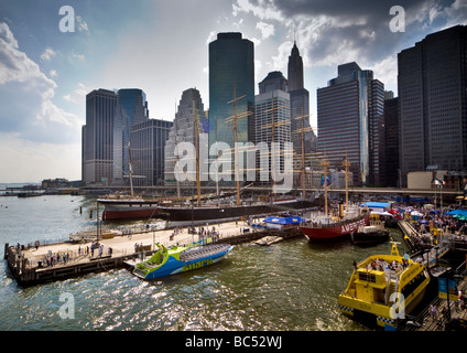 Vista del centro di Manhattan dal south street porta a mare Foto Stock