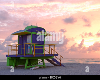 Di stile Art Deco stazione bagnino sulla spiaggia di South Beach Miami a sunrise Foto Stock