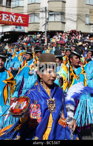 Cholitas ballare il morenada in Gran Poder festival , La Paz , Bolivia Foto Stock