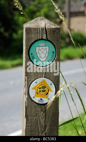 Mortimer Trail e circolare a piedi il sentiero segni in Herefordshire England Regno Unito Foto Stock