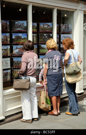 Donne in cerca di casa in vendita un agenti immobiliari finestra Ludlow Shropshire England Regno Unito Foto Stock