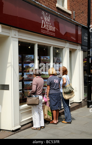 Donne in cerca di casa in vendita un agenti immobiliari finestra Ludlow Shropshire England Regno Unito Foto Stock