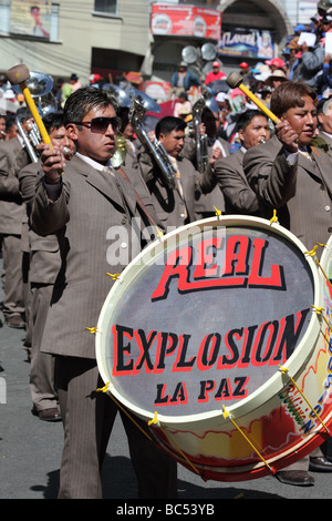 Sezione percussioni della Real Explosion Marching band che suona al Gran Poder festival, la Paz, Bolivia Foto Stock