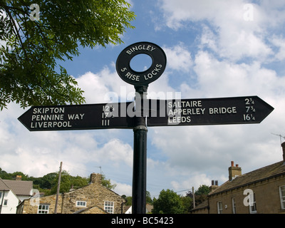 Un cartello indicatore che mostra le distanze lungo il canale a 5 luogo si blocca sul Leeds e Liverpool canal a Bingley West Yorkshire Foto Stock