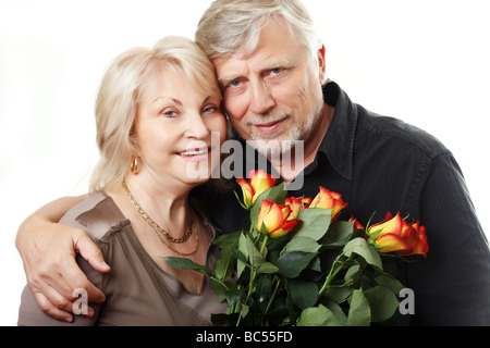 Ritratto di una coppia di anziani con un mazzo di rose Foto Stock