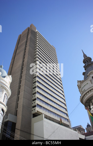 Vista ad angolo basso del Banco Central de Bolivia / edificio della Banca centrale boliviana, la Paz, Bolivia Foto Stock