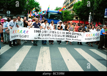 Parigi Francia, manifestazioni pubbliche persone che festeggiano alla Parata Gay Pride 'segno francese' '1969 - 2009 orgoglioso delle nostre lotte', lgbt march banner, Foto Stock