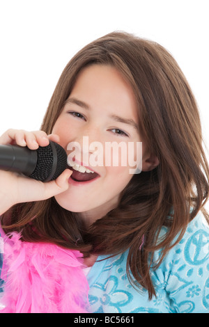 Bambini caucasici cantando il karaoke su sfondo bianco Foto Stock