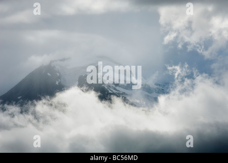 Picchi della gamma Chugach Alaska che appare attraverso nuvole di tempesta Foto Stock