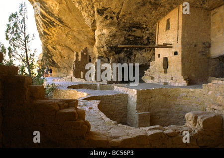 Il cerimoniale KIVAS sono alcuni dei 35 40 camere dotate di balcone di casa Mesa Verde National Park in Colorado Foto Stock