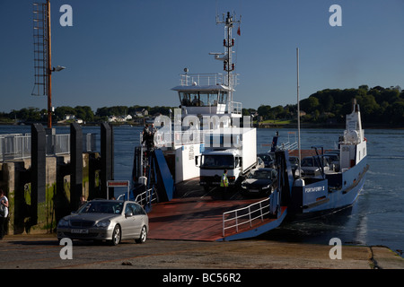 Le vetture dello sbarco di strangford portaferry traghetto in arrivo nel porto di portaferry contea di Down Irlanda del Nord Regno Unito Foto Stock