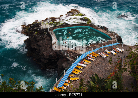 Onde che si infrangono intorno alla piscina sul promontorio roccioso sulla costa frastagliata nearPuerto de la Cruz Tenerife nelle Canarie Islan Foto Stock
