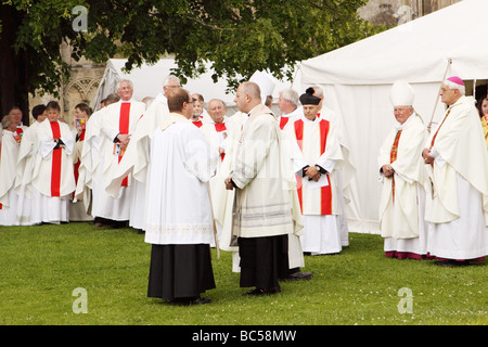 Pellegrinaggio di Glastonbury vescovi e clero preparare all Abbazia di Glastonbury per la processione a piedi lungo la strada alta. Foto Stock