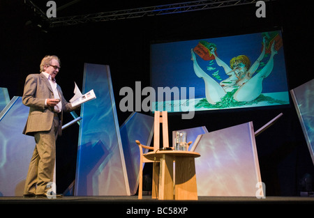 Gerald Scarfe inglese fumettista e illustratore illustrato parlando sul palco a Hay Festival 2009 Foto Stock