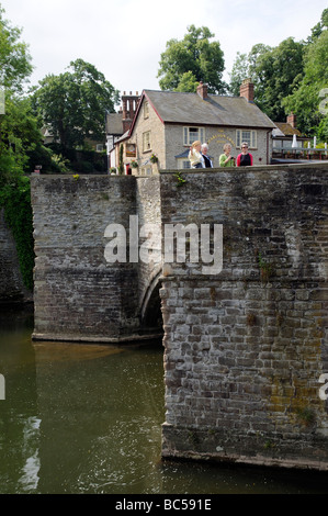 Ludlow Shropshire England Regno Unito centro città guida del tour e turisti sul ponte sul fiume teme il Charlton Arms Pub è lo sfondo Foto Stock