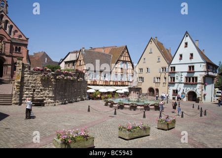 Eguisheim Alsace Francia UE Place du Chateau una graziosa piazza in questo borgo medievale Foto Stock