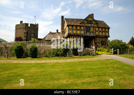 Il castello di Stokesay gatehouse ingresso al cortile Shropshire England Regno Unito Foto Stock