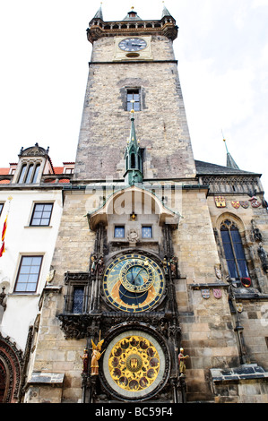 PRAGA, Repubblica Ceca: Lo storico orologio astronomico, localmente noto come Orloj, adorna la parete meridionale del Municipio della città Vecchia nella Piazza della città Vecchia di Praga. Questa meraviglia medievale, risalente al 1410, è l'orologio astronomico funzionante più antico del mondo. Il suo intricato volto mostra non solo il tempo, ma anche informazioni astronomiche, segni zodiacali e figure allegoriche, mentre il suo spettacolo orario di statue in movimento continua ad affascinare turisti e locali. Foto Stock