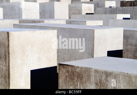Memoriale dell'Olocausto Stelae BERLINO | BERLINO, Germania - le stele concrete del Memoriale agli ebrei assassinati d'Europa si innalzano in file irregolari vicino alla porta di Brandeburgo. L'architetto Peter Eisenman progettò i 2.711 pilastri, alti da 0,2 a 4,8 metri, per evocare un sistema ordinato che ha perso il contatto con la ragione umana. Il memoriale è stato inaugurato nel 2005, sessant'anni dopo la fine della guerra Foto Stock