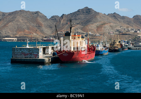 Nave da carico nel porto San Vincente Mindelo Cabo Verde in Africa Foto Stock