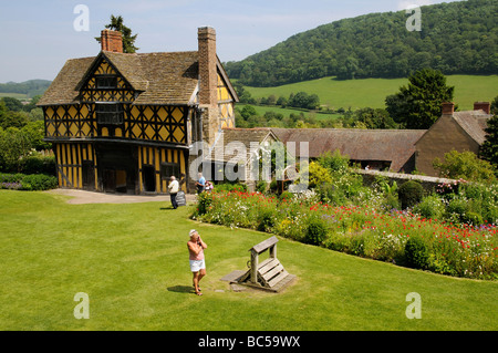 Il castello di Stokesay gatehouse fiori selvatici che crescono in cortile Shropshire England Regno Unito Foto Stock