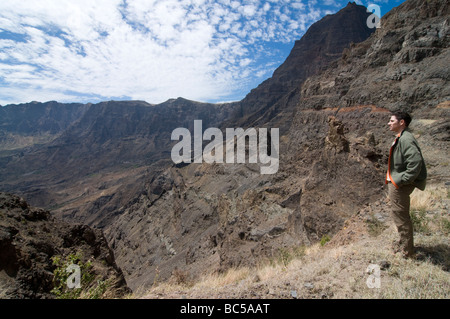 L'uomo guarda la roccia vegetazione sulla isola di San Antao Cabo Verde in Africa Foto Stock