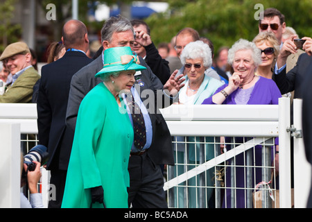 Sua Altezza Reale la regina Elisabetta officiating al Royal Highland Show di Edimburgo in Scozia Foto Stock