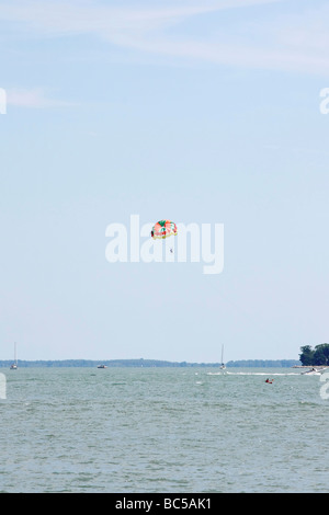 Parasailing sul lago Erie sport acquatici Put in Bay Ohio Stati Uniti d'America sport acquatici paesaggio paesaggio vita vita fotografia persona turista verticale alta risoluzione Foto Stock