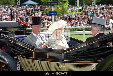 S.a.r. il Principe Carlo Principe di Galles arriva con S.A.R. Camilla Duchessa di Cornovaglia dal carrello al Royal Ascot gara incontro Foto Stock